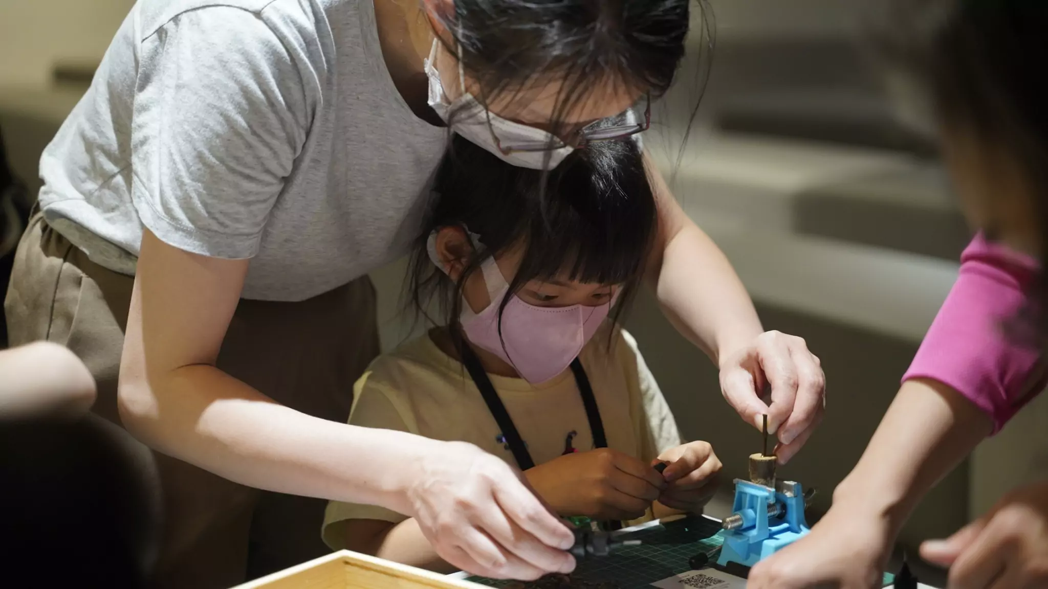 親子一同參與手作課程，在互動過程中感受客庄生活樂趣