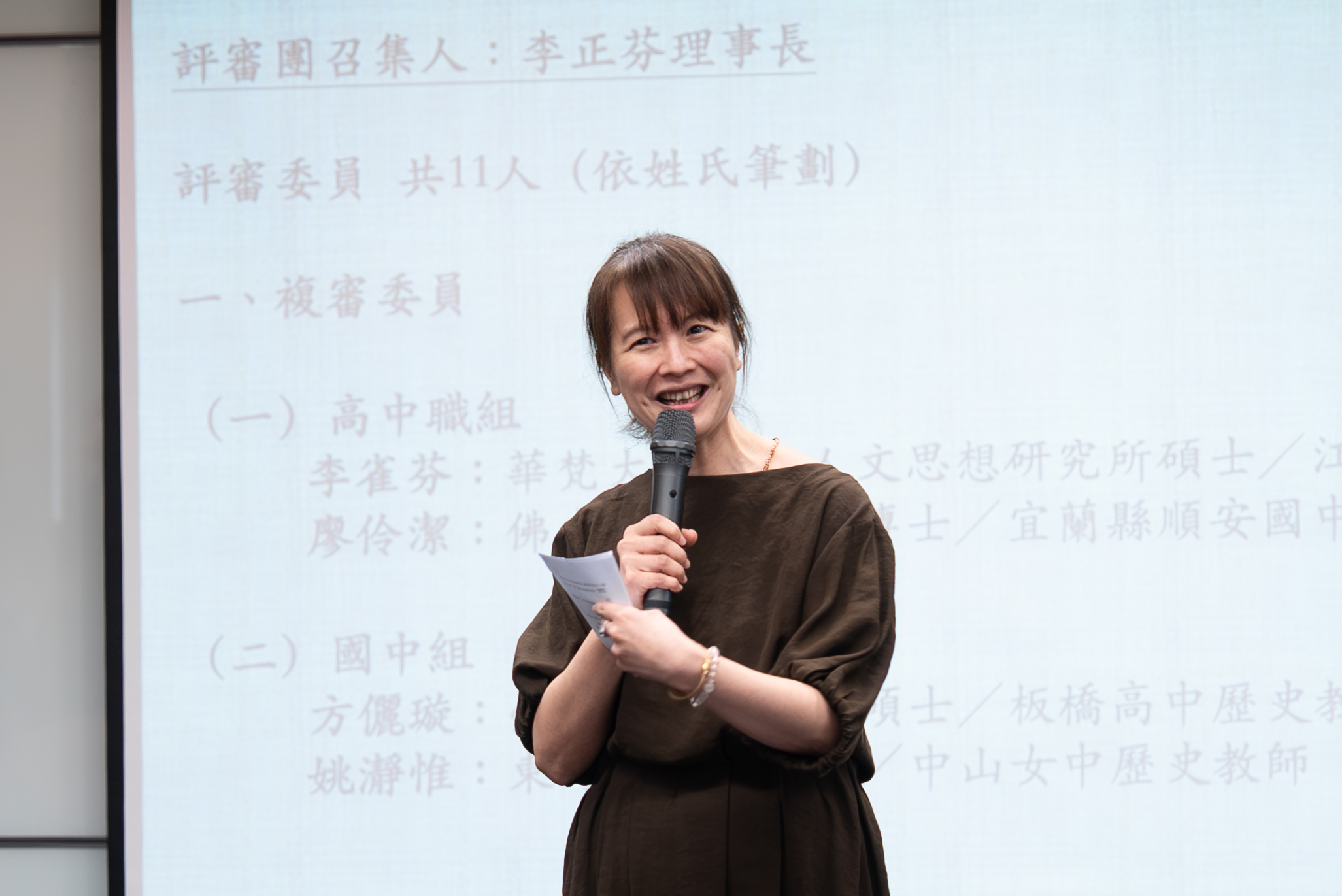 黃世杰掃市場傾聽基層聲音 承諾守護大溪文資與信仰特色 評審委員代表方儷璇老師致詞時給予參賽學子好評