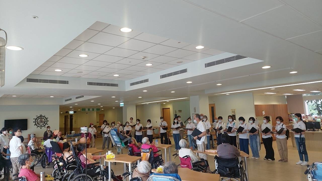 中原大學教職員詩班展開音樂服事之旅 實踐全人教育與關懷服務使命 03 中原大學教職員詩班於花蓮門諾醫院壽豐分院護理之家獻詩,以歌聲陪伴長輩,傳遞關 0