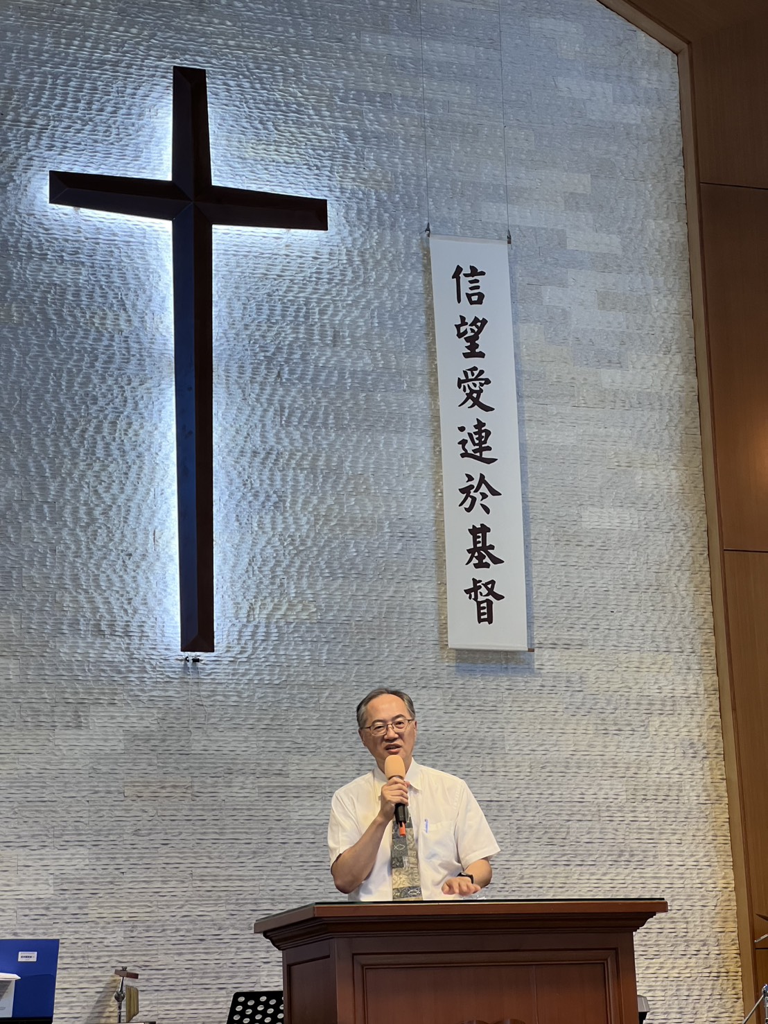 中原大學教職員詩班展開音樂服事之旅 實踐全人教育與關懷服務使命 06 中原大學李信毅校牧於美崙教會分享信息,與會眾分享詩歌在信仰生命中的力量。 0