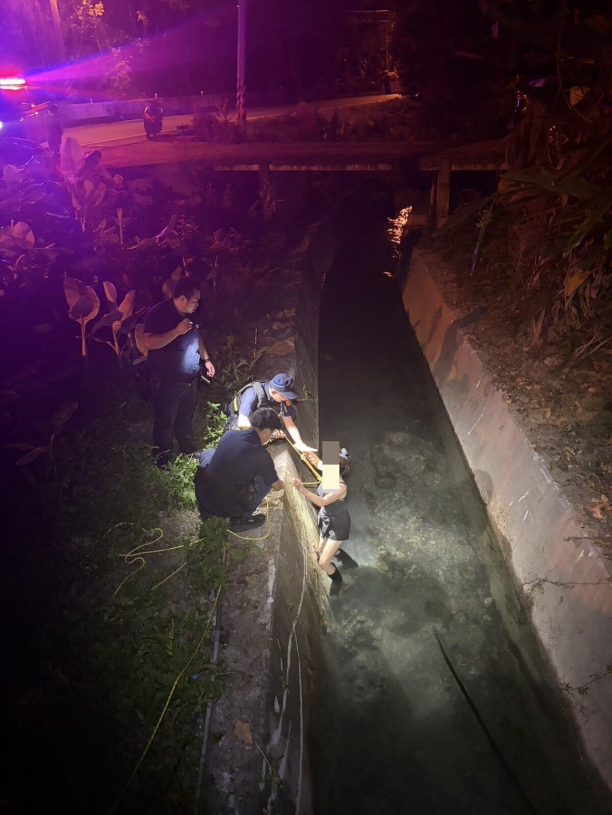 女為救愛犬跌落水溝受困 桃園保大伸援手解驚魂 1365392 0