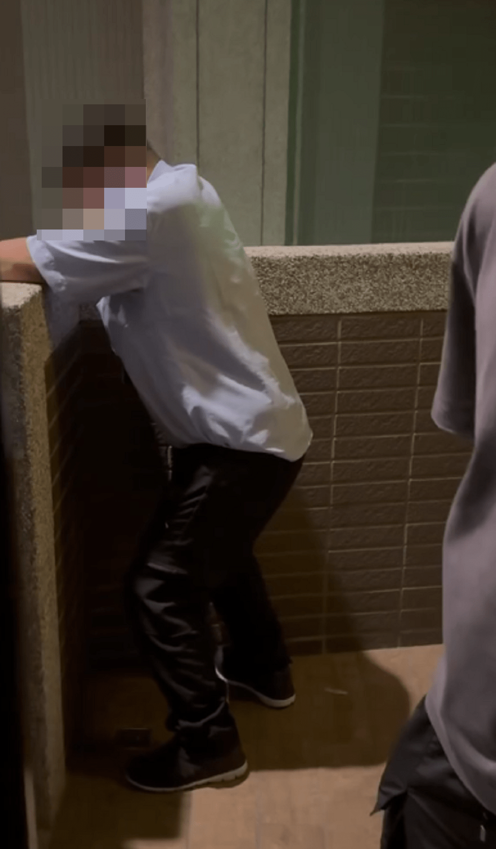 【有片】扯!平鎮驚見保全「趴圍牆詭異顫抖」 警驗出喪屍煙彈陽性 15454