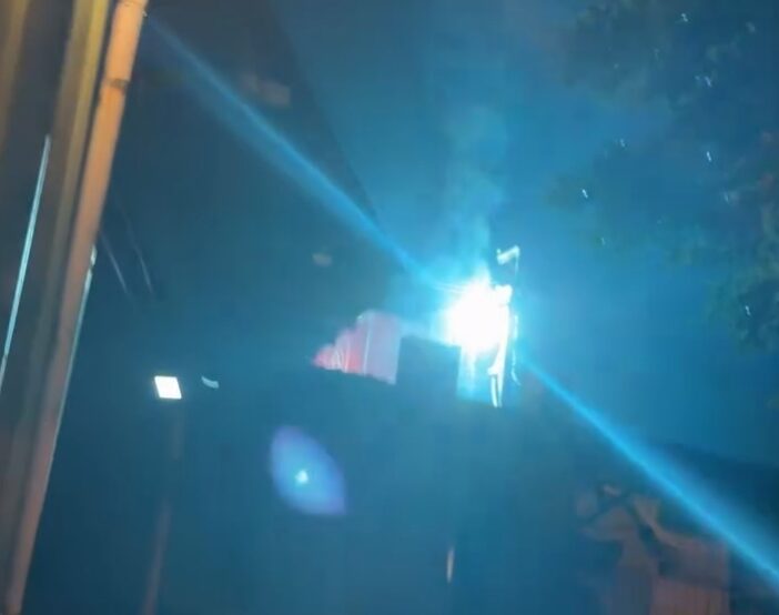 【有片】中壢電桿深夜爆炸突冒強光！釀2304戶停電近2小時