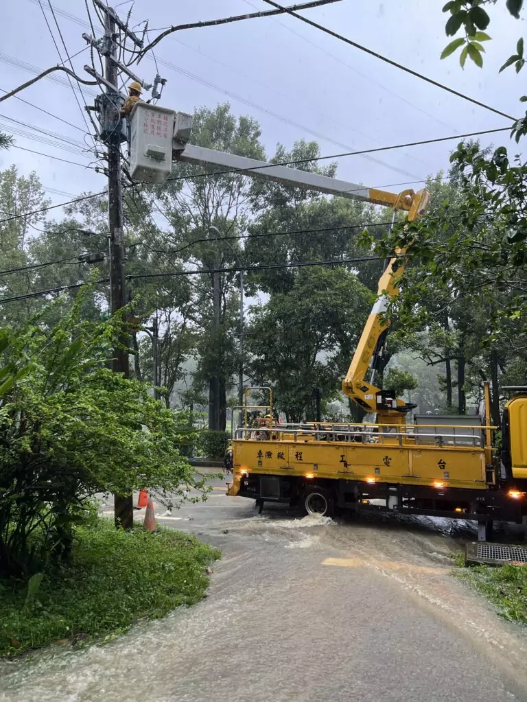 巴威重創桃園64188戶停電 台電拚午夜前全面復電 1783777365955