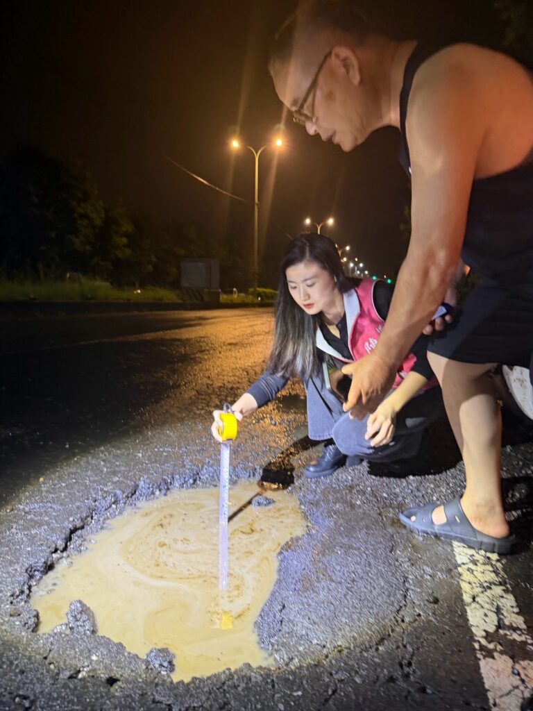 龜山振興路6公分坑洞釀74歲女騎士摔傷 議員批補丁式修路害民眾受害 1783953719103