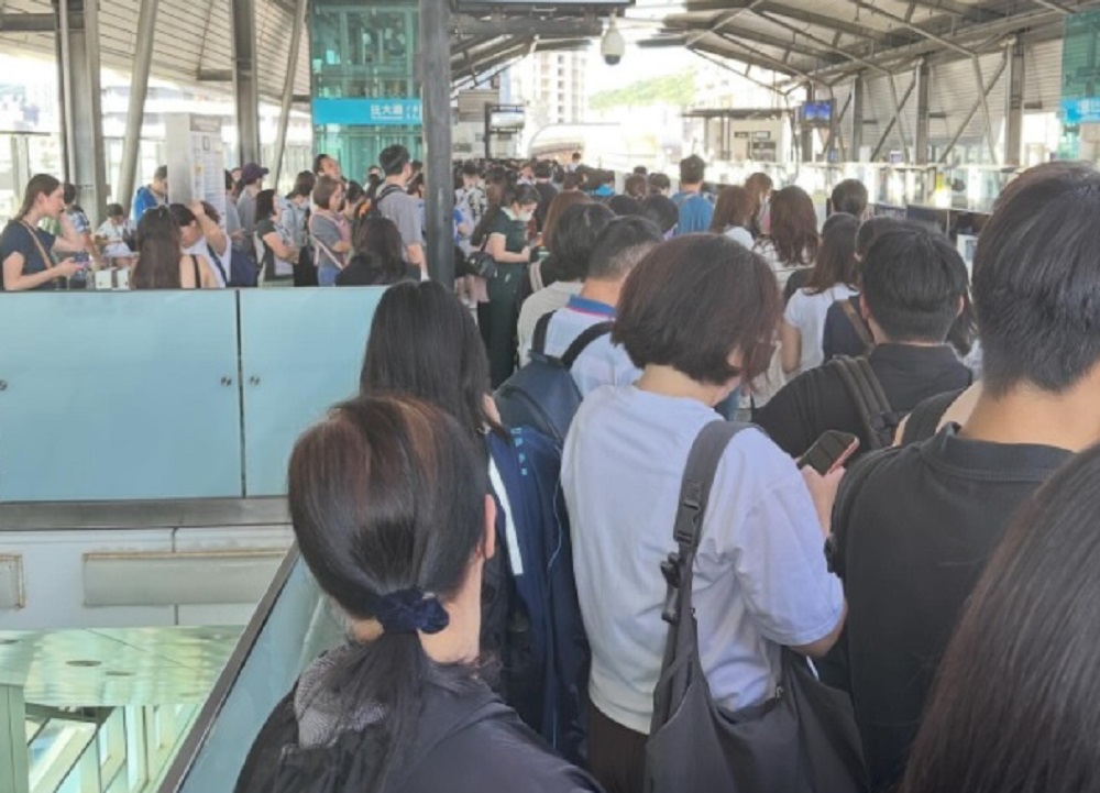 機捷列車上班尖峰故障暫停 旅客被迫下車擠爆月台 1gsfsfs