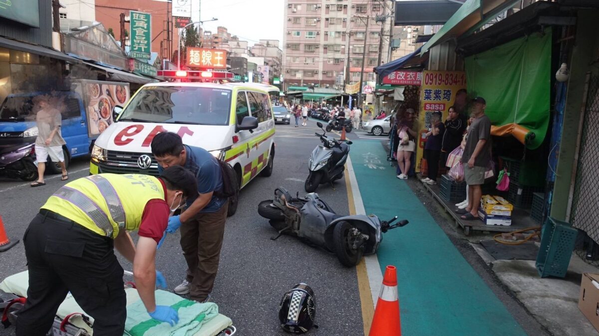 【有片】桃園同安街車禍!行人闖馬路遭撞飛 驚悚畫面曝 2598510 0