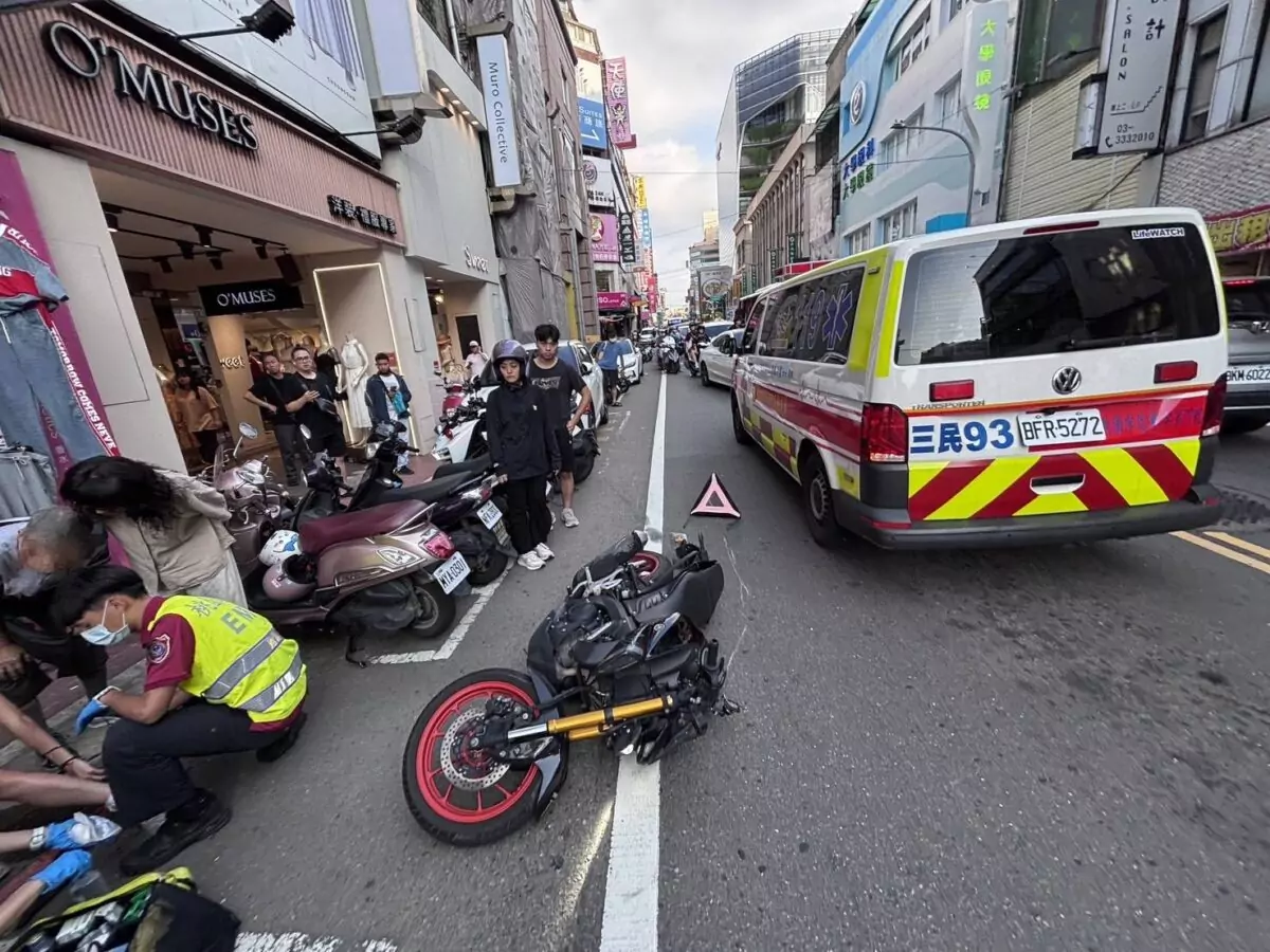 未注意後方突開車門!桃園騎士遭撞慘摔送醫 2599676 0