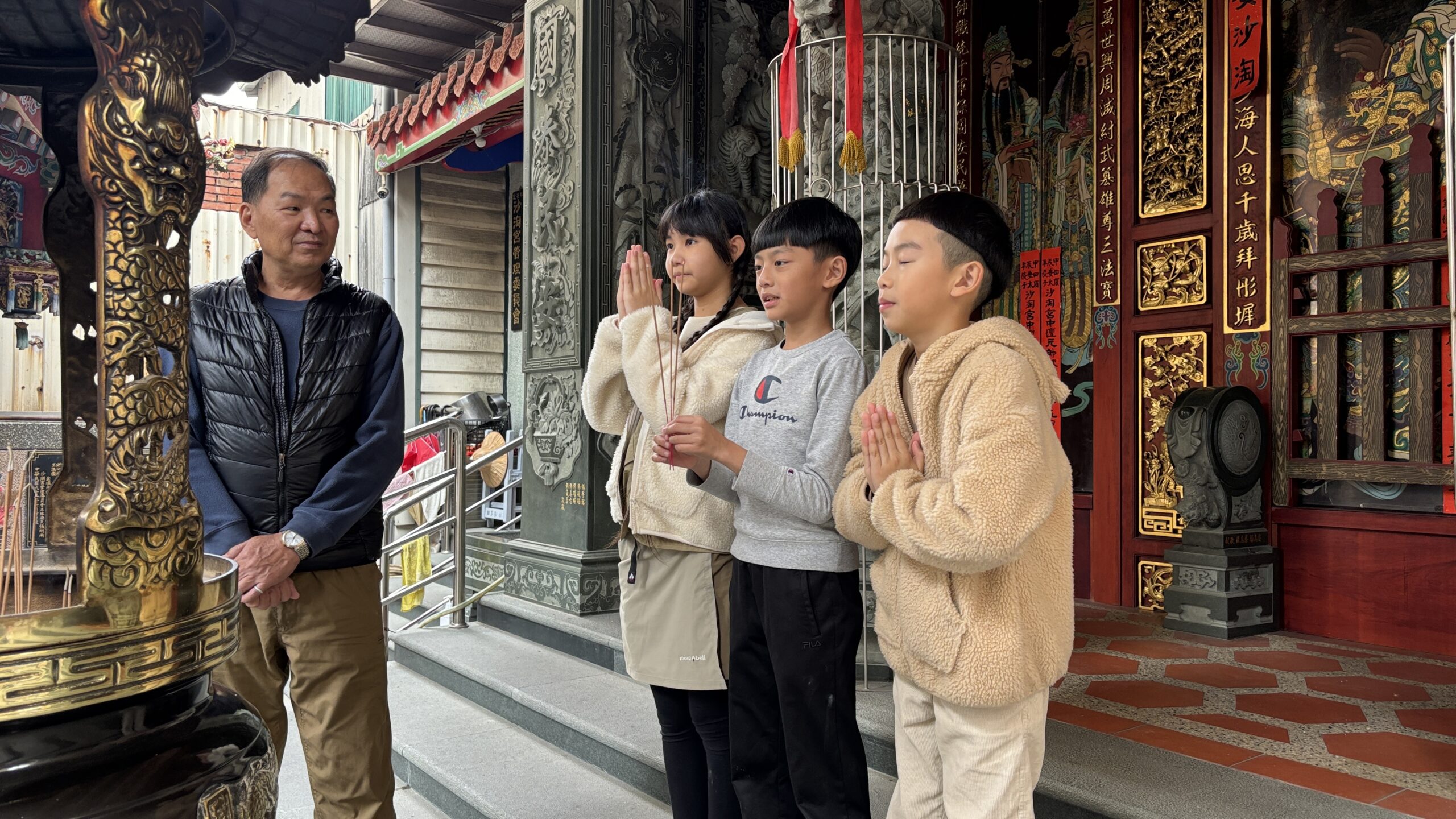 桃園土地公文化館繪本月結合台味工作坊 感受傳統工藝迷人魅力 4.小公視《小島同樂繪》EP6《神e厝 咱e廟》劇照 0 scaled