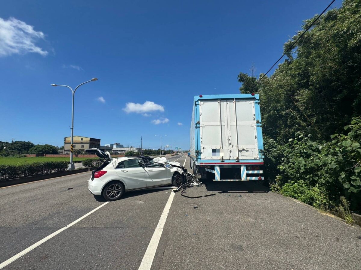 酒駕釀禍!觀音小客車自撞路旁曳引車 1女童受傷送醫 475870 0