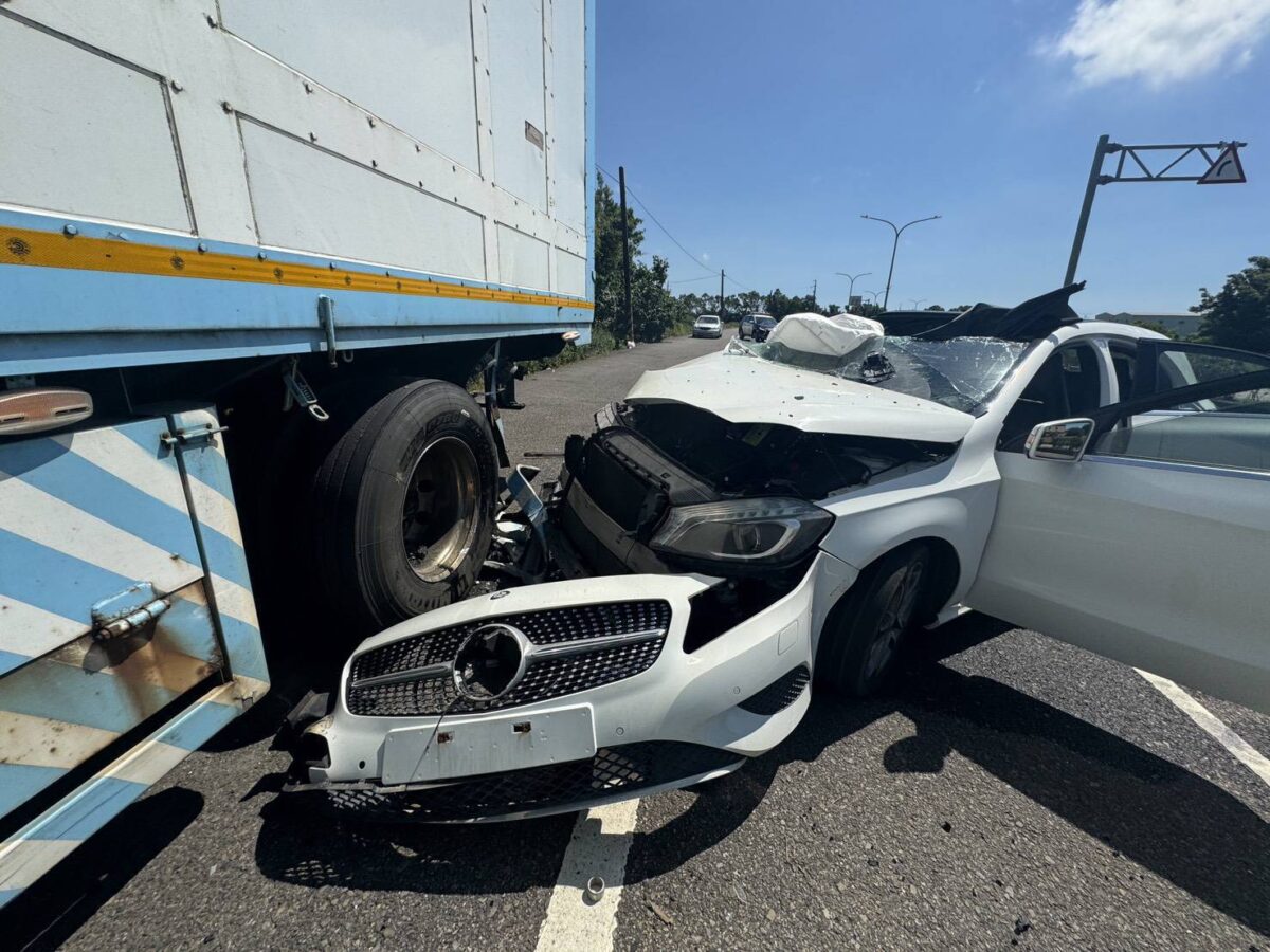 酒駕釀禍!觀音小客車自撞路旁曳引車 1女童受傷送醫 475872 0