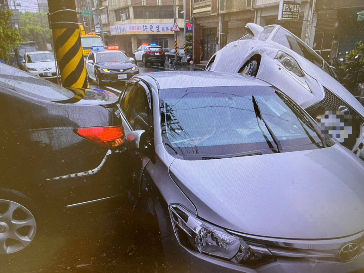 颱風天恍神?觀音男開車偏離車道 連撞路邊2車 477487 0