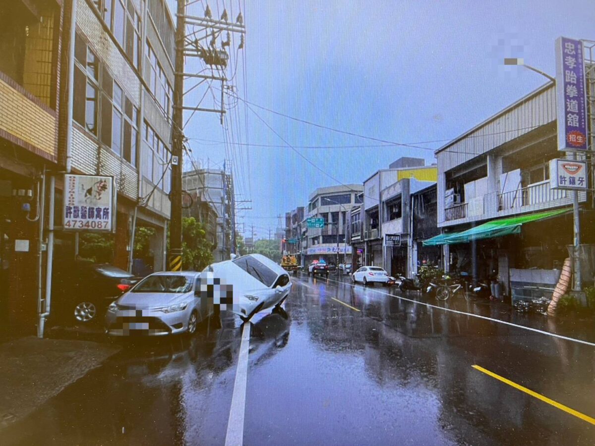 颱風天恍神?觀音男開車偏離車道 連撞路邊2車 477488 0