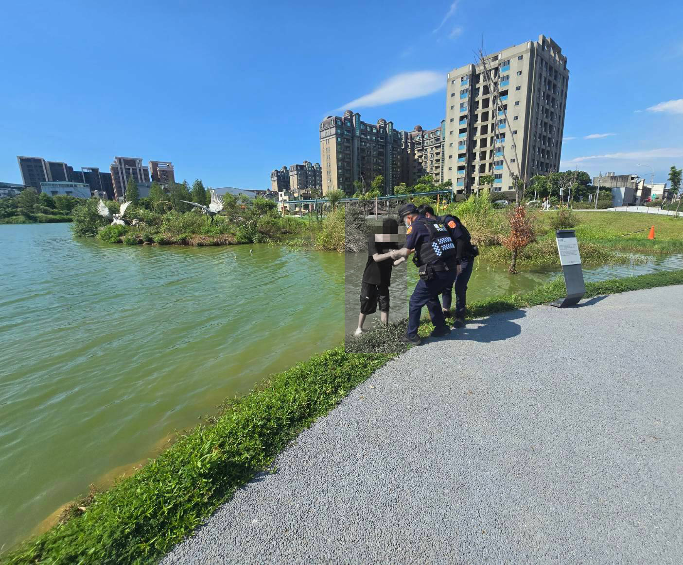 大園華興池公園驚魂!2少年吵架1人失控走向池畔 警及時拉回 479065 0