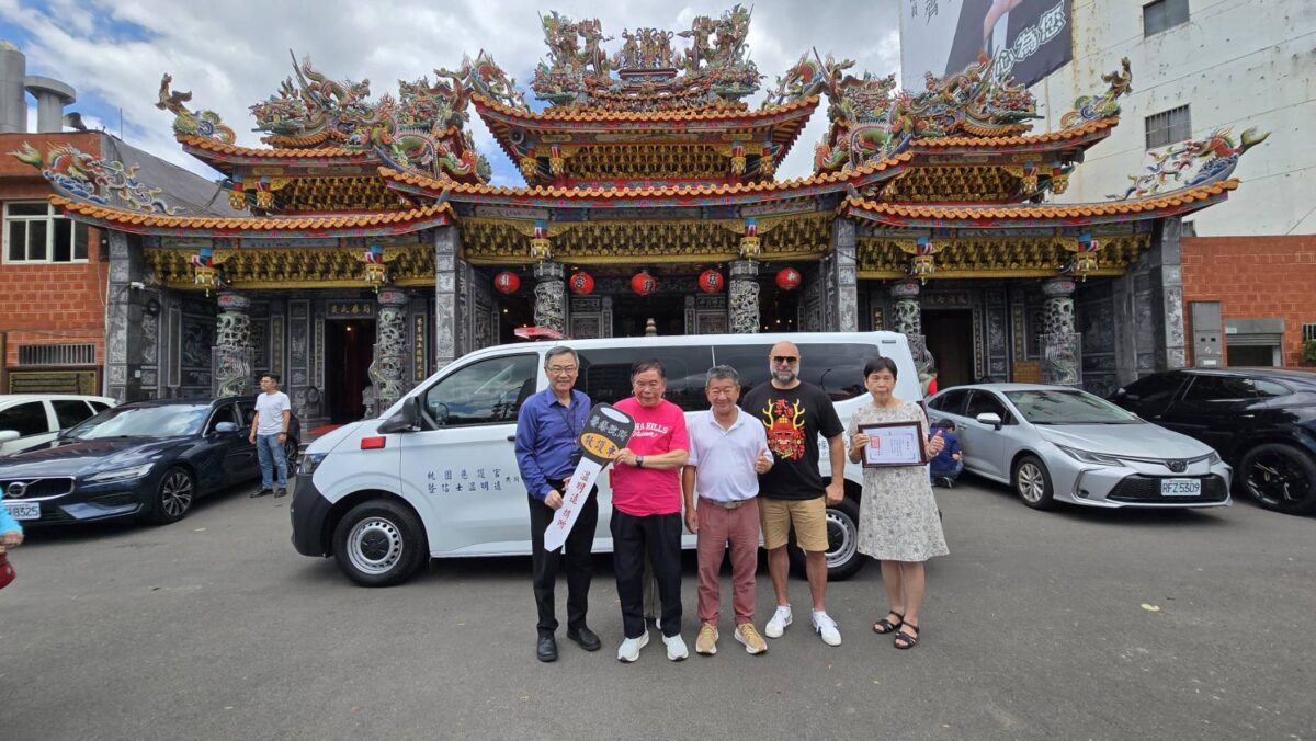 感恩媽祖庇佑賜福 桃園慈護宮信士溫明遠捐救護車 530427 0