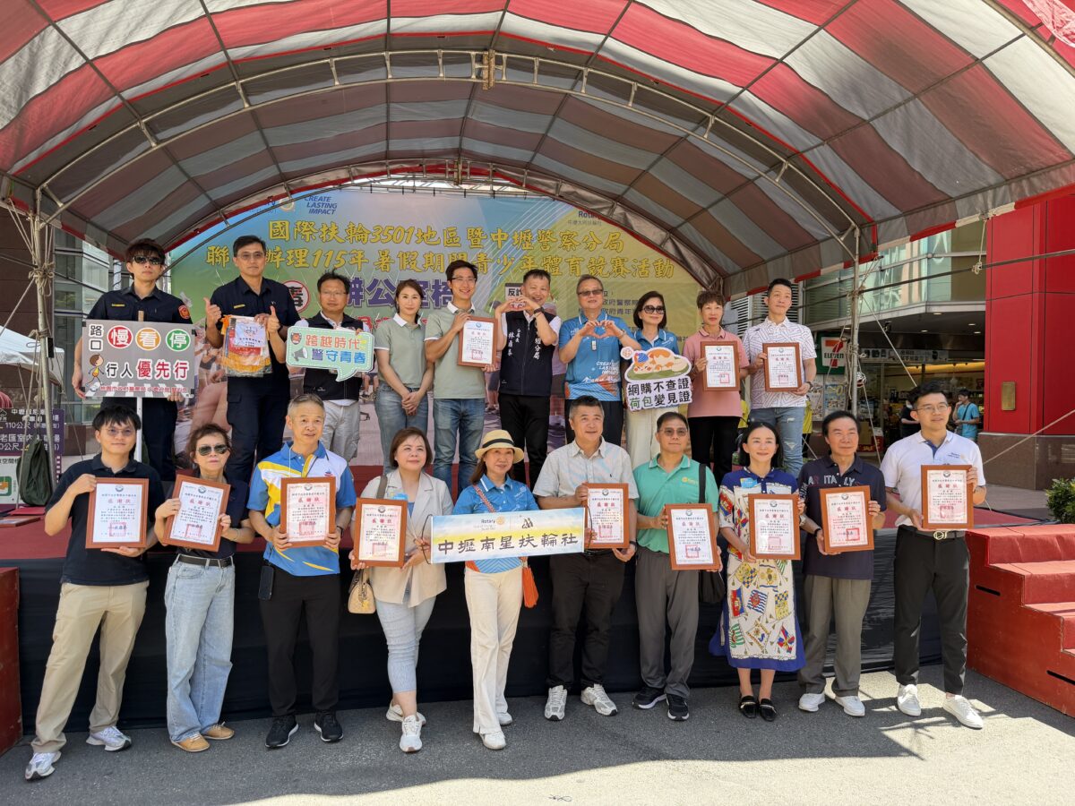 辦公椅變賽車!中壢警辦滑行大賽 青少年「尬車」學防詐反毒 72EBC818 E205 41E1 8F57 973F428404F8