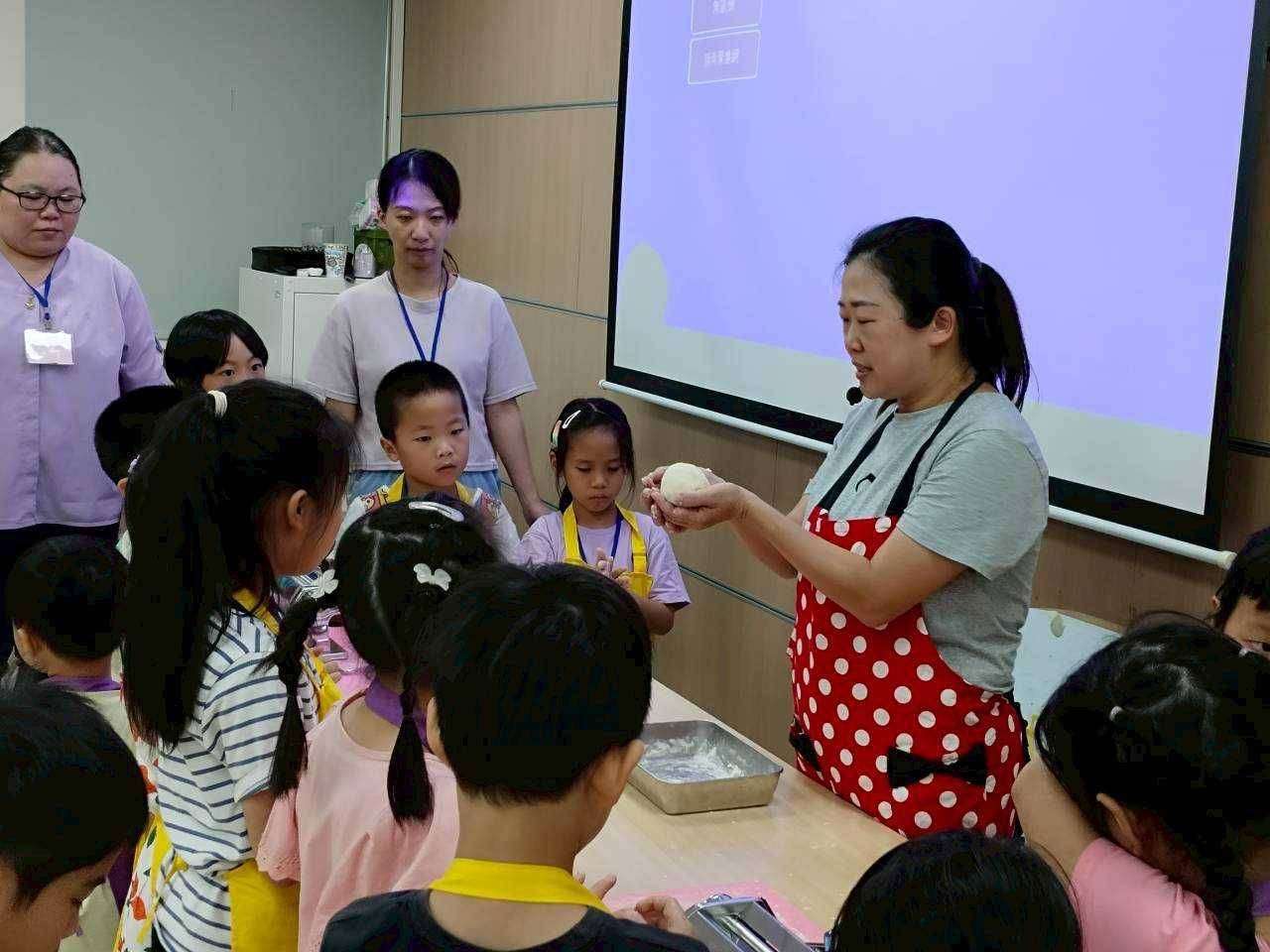 桃園家庭教育中心結合生生喝鮮乳推廣食育 親子共學DIY鮮奶麵條 桃園家庭教育中心結合生生喝鮮乳推廣食育 親子共學DIY鮮奶麵條