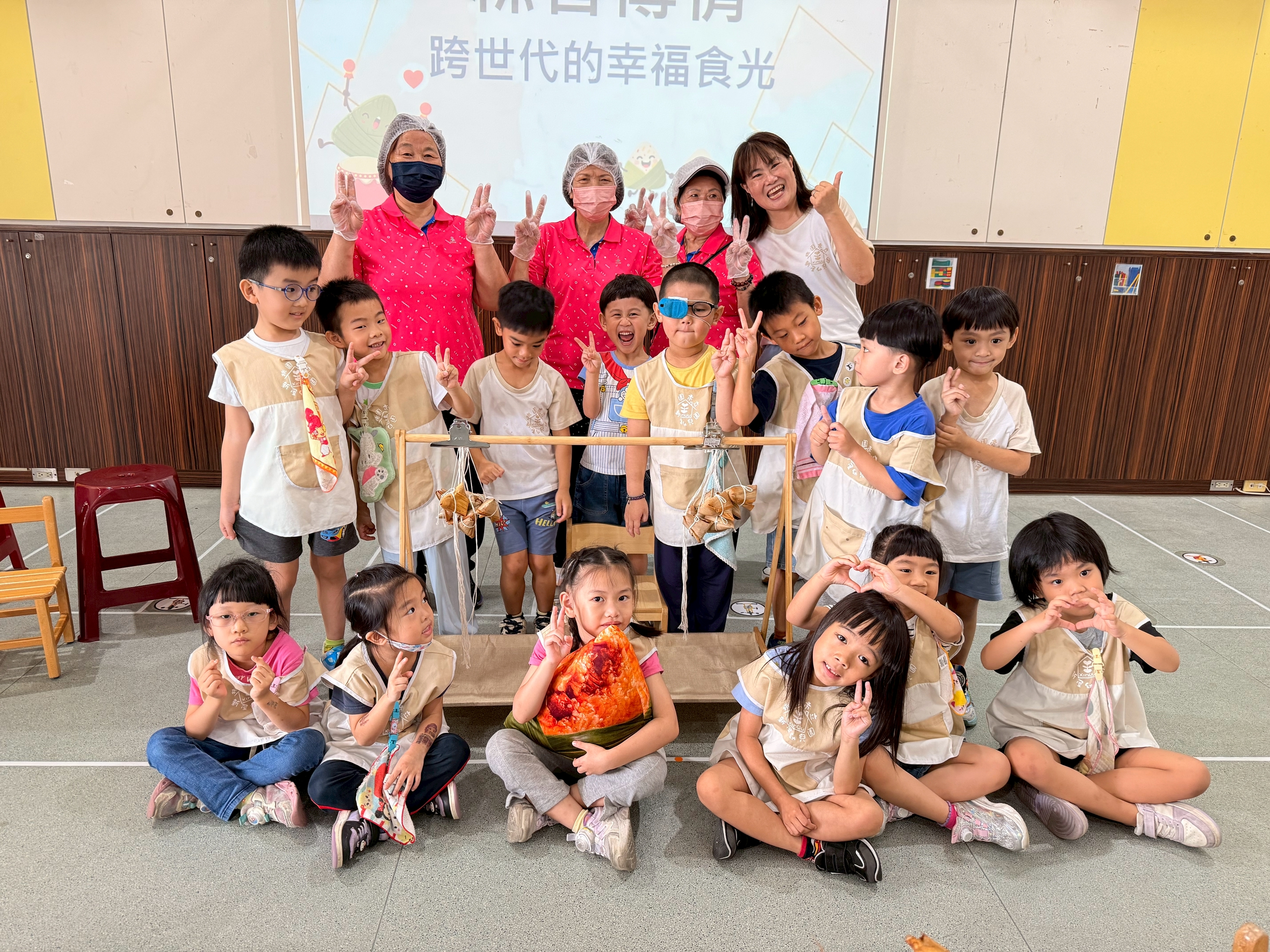 桃園新屋幼兒園推銀幼共學 社區阿婆攜手幼童包粽話家常 792917 0