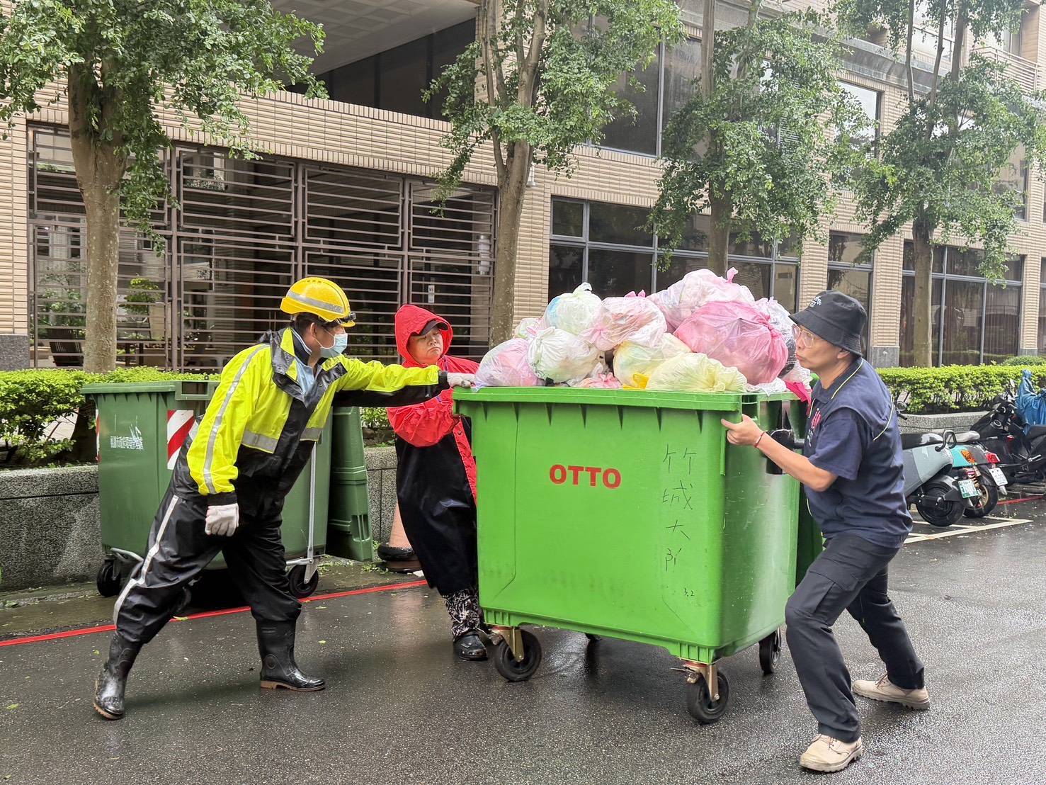 巴威颱風遠離 桃園環保局動員清潔隊、志工清出76噸垃圾 930042 0