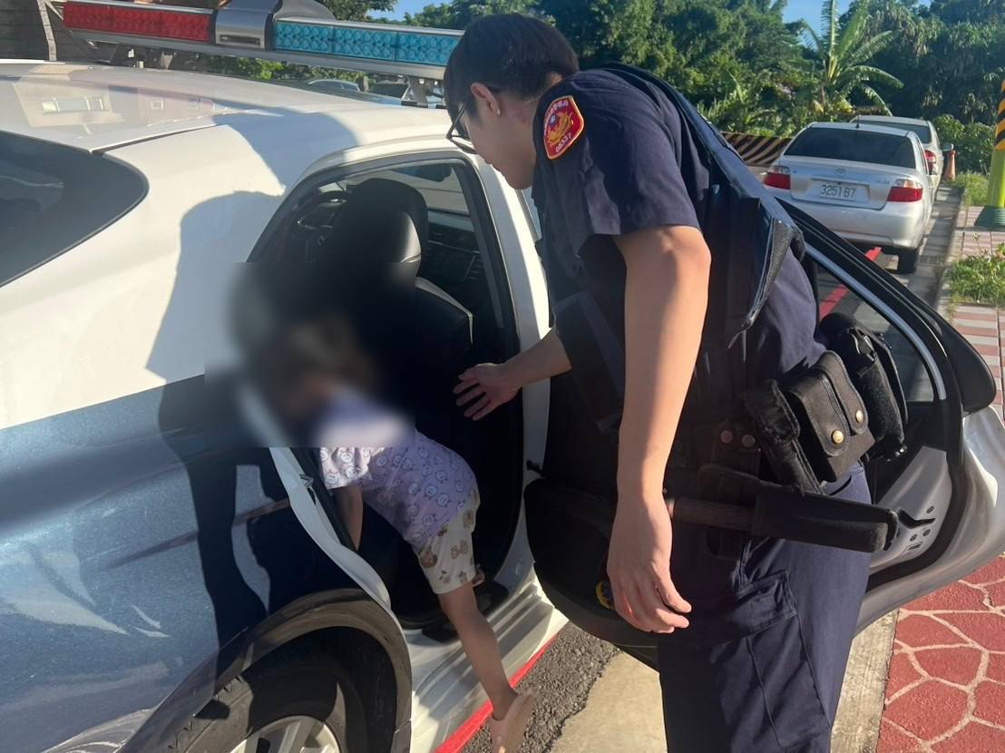 3歲女童偷跑出門找外婆迷途 平鎮警暖心安撫助團圓 932721 0