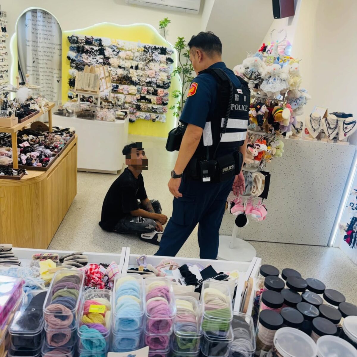 移工爛醉賴店家遭友丟包 員警到場強勢勸離 S 106684424