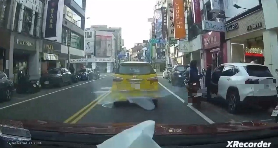 未注意後方突開車門!桃園騎士遭撞慘摔送醫 S 107085827