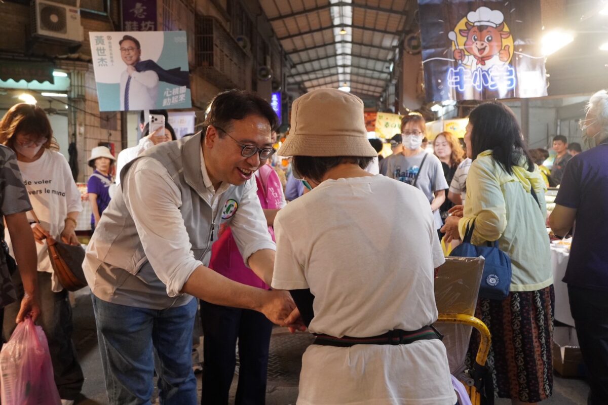 黃世杰深入八德傾聽民意 合體呂林小鳳市場掃街端福利政見 S 109953036 0