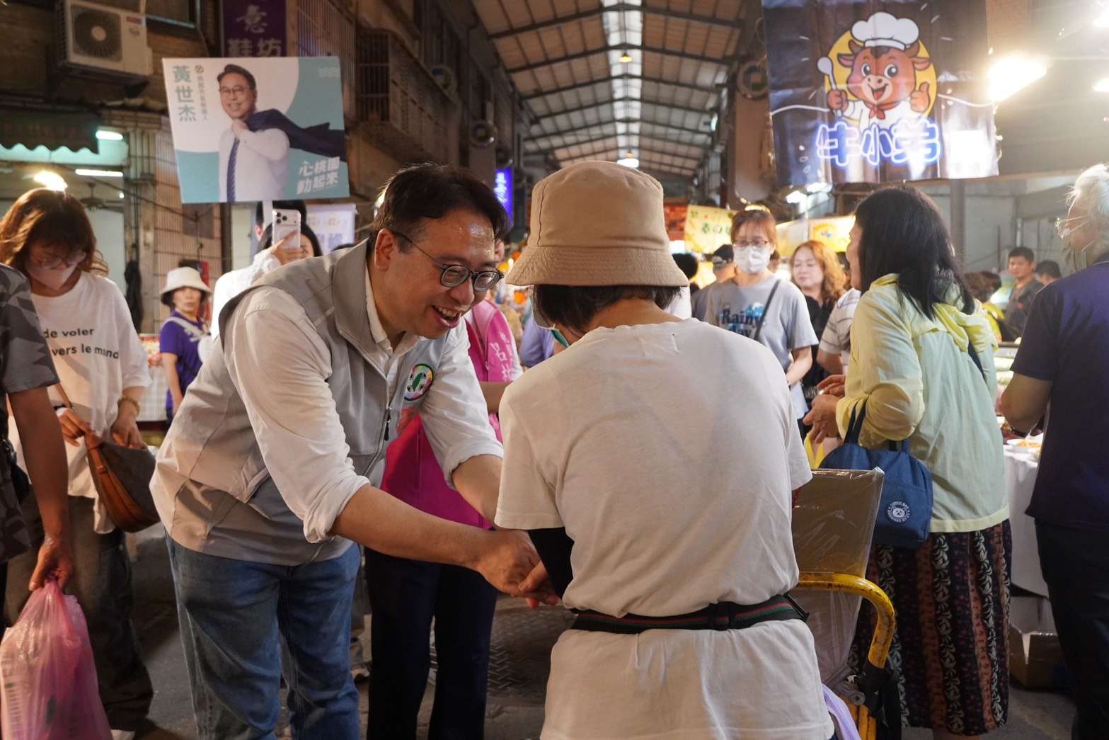 黃世杰深入八德傾聽民意 合體呂林小鳳市場掃街端福利政見
