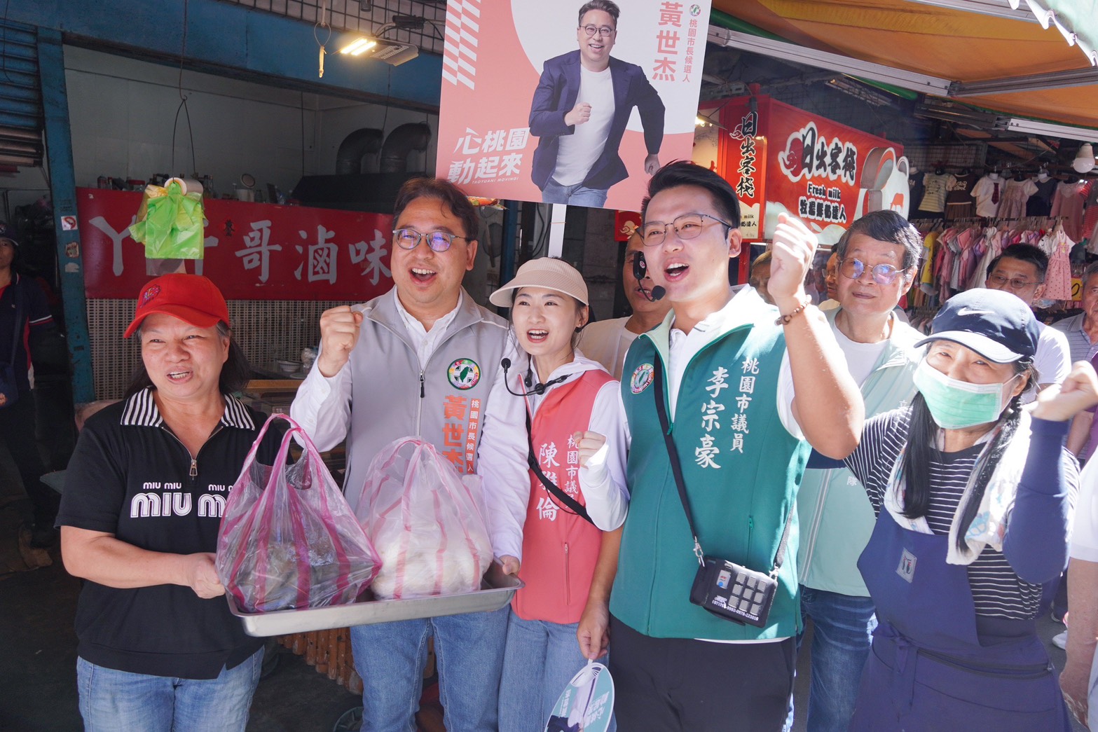 黃世杰龜山市場掃街拜票 盼提升在地公共服務需求 S 110600212 0