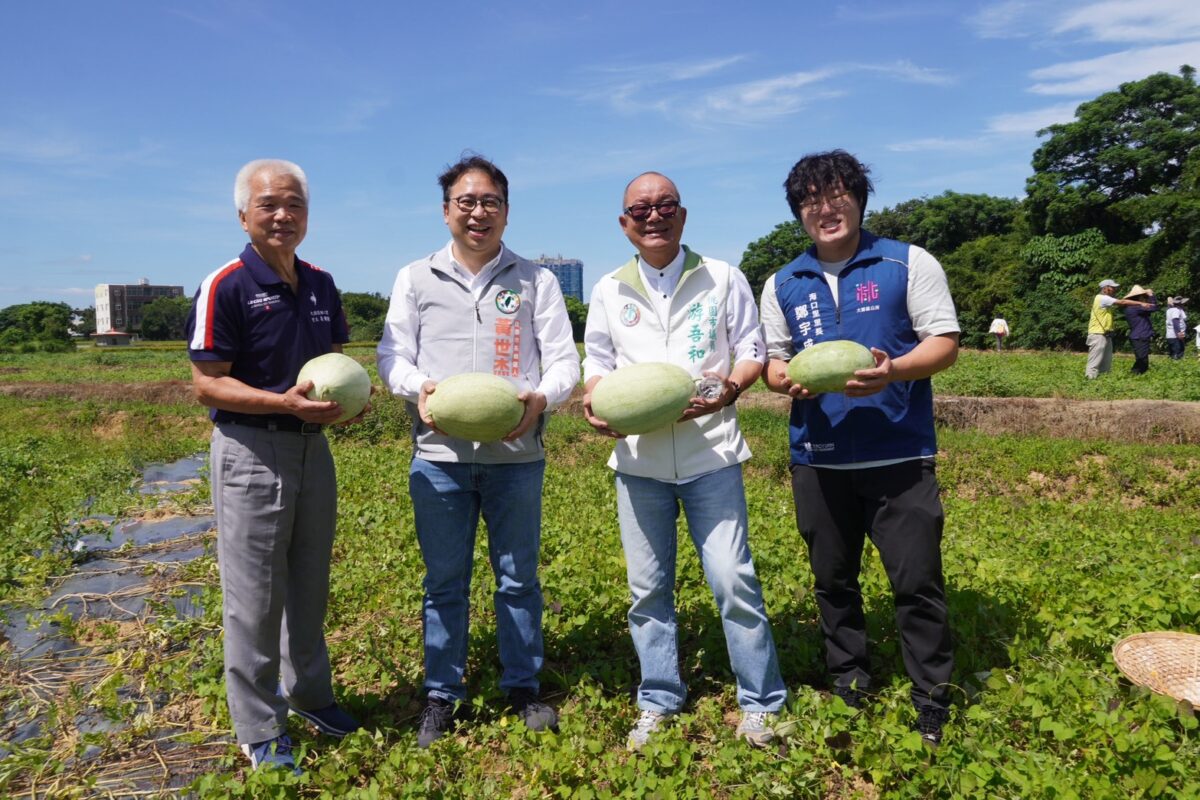 黃世杰大園採西瓜喊話推動食農教育 盼打造地方農業新價值 S 110641247