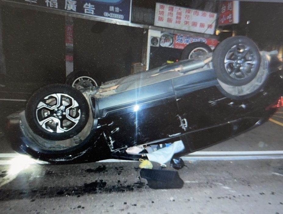 有詭？龍潭小客貨車凌晨自撞分隔島翻覆 駕駛消失了