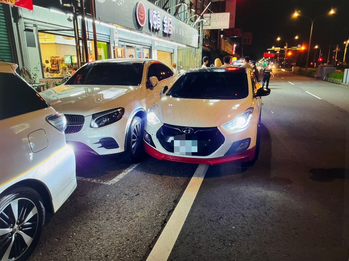 龍潭百萬賓士停路邊挨撞 網懷疑毒駕真相曝光 S 14778574 0