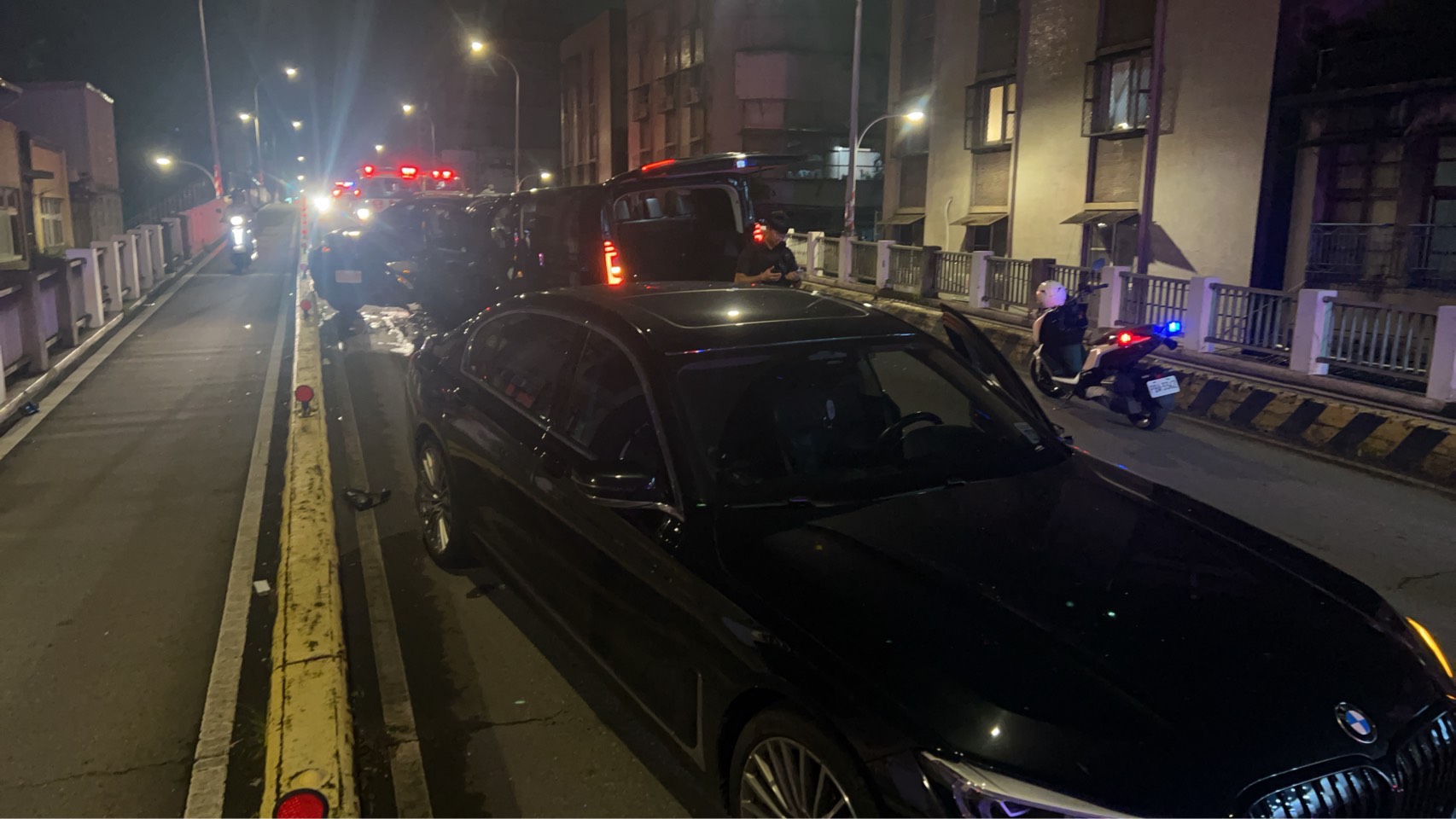 桃園三民陸橋連撞3車 「駕駛卡車內」意識不清送醫