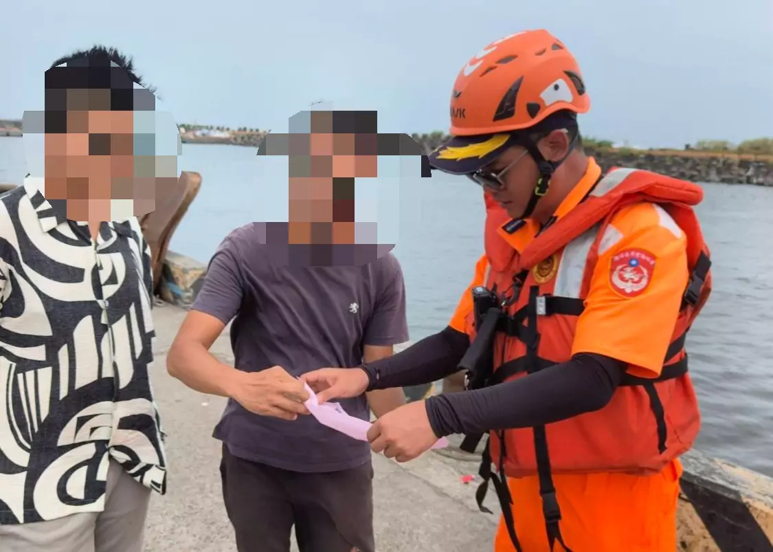 颱風天玩命?桃園5人風箏衝浪拒上岸 海巡會同警方強勢開單 S 191135830 0
