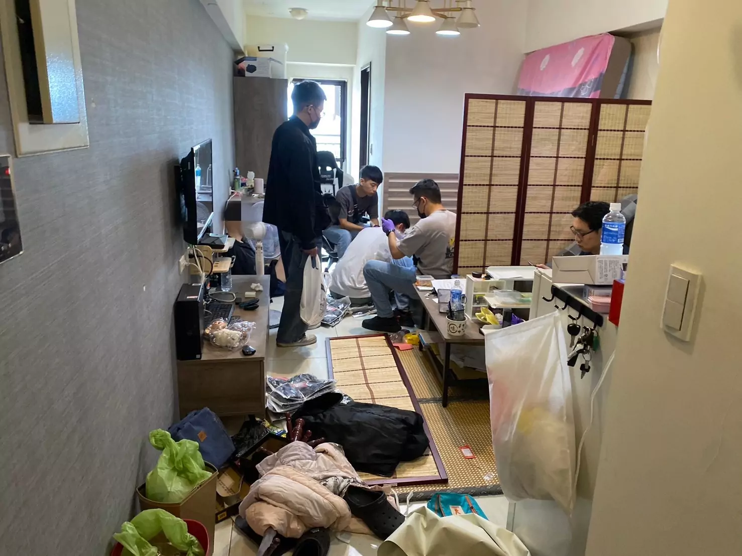 中壢、平鎮警強勢攻堅毒品分裝場 44歲男全裸狼狽落網 S 25141805 0
