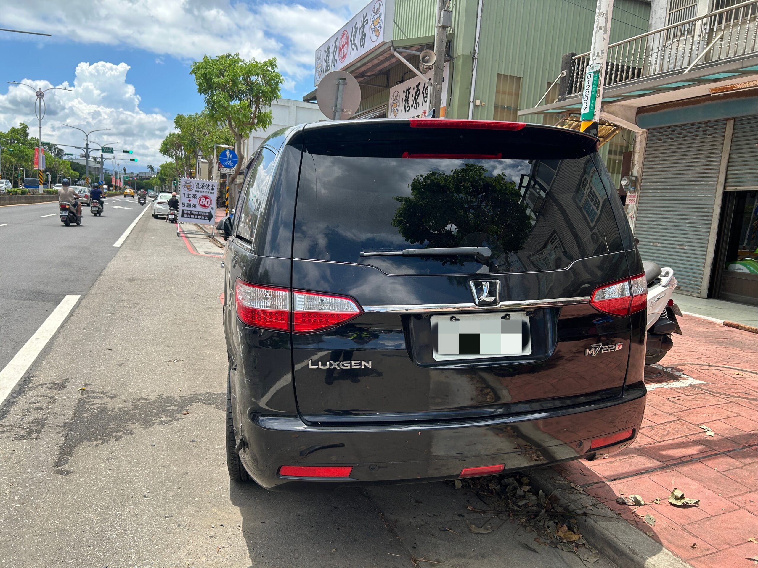 中壢龍岡路自小客四腳朝天 59歲女駕駛偏移撞路邊車輛 S 25632776 0 scaled