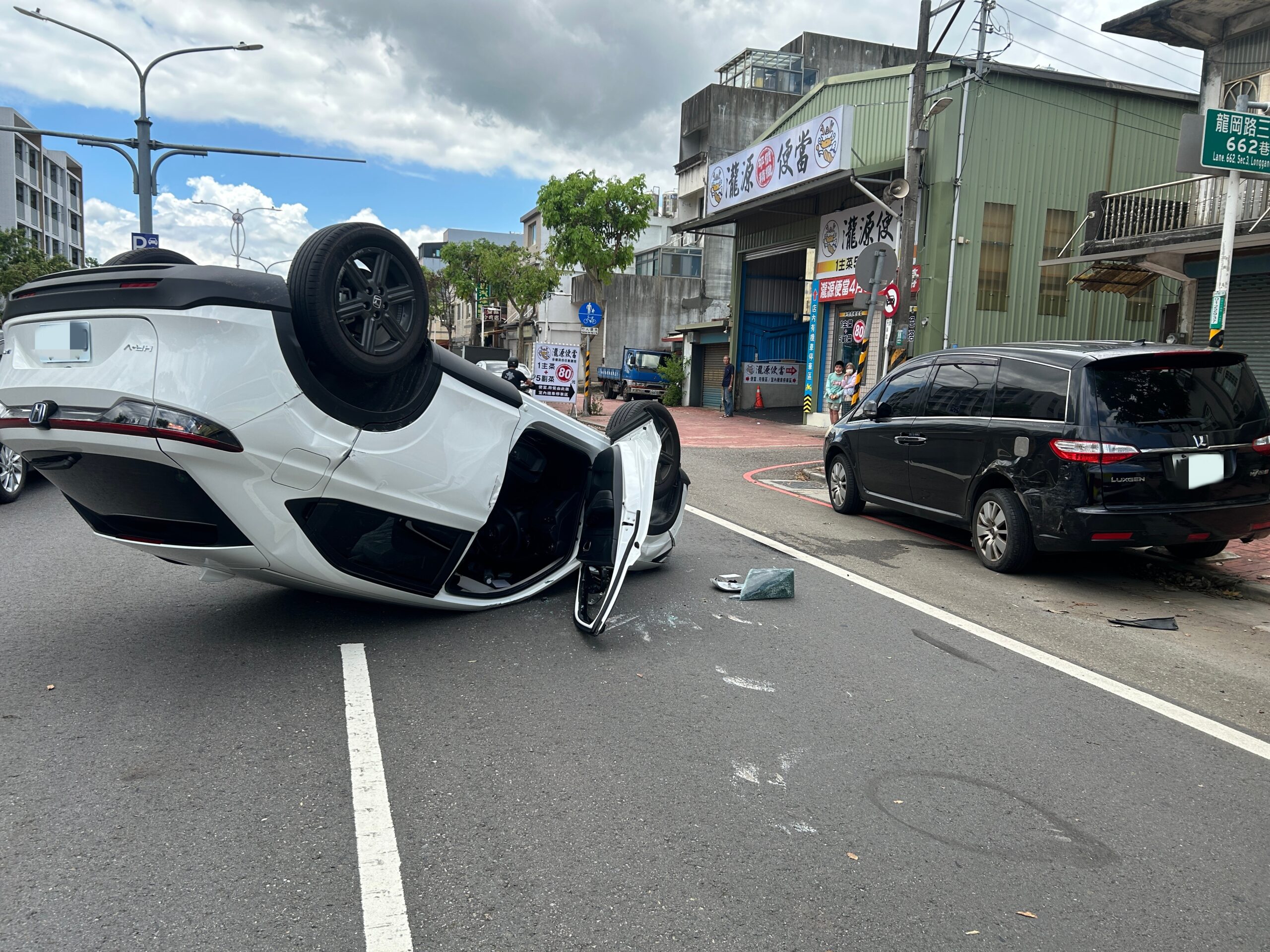 中壢龍岡路自小客四腳朝天 59歲女駕駛偏移撞路邊車輛 S 25632778 0 scaled