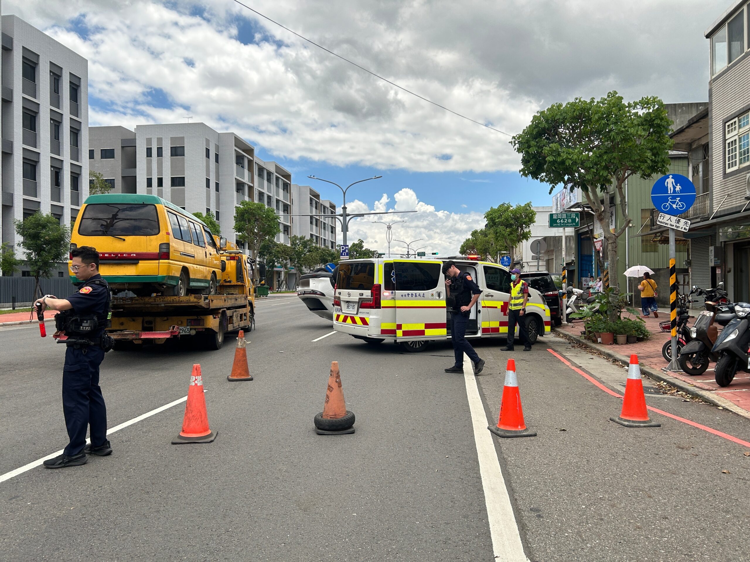 中壢龍岡路自小客四腳朝天 59歲女駕駛偏移撞路邊車輛 S 25632779 0 scaled