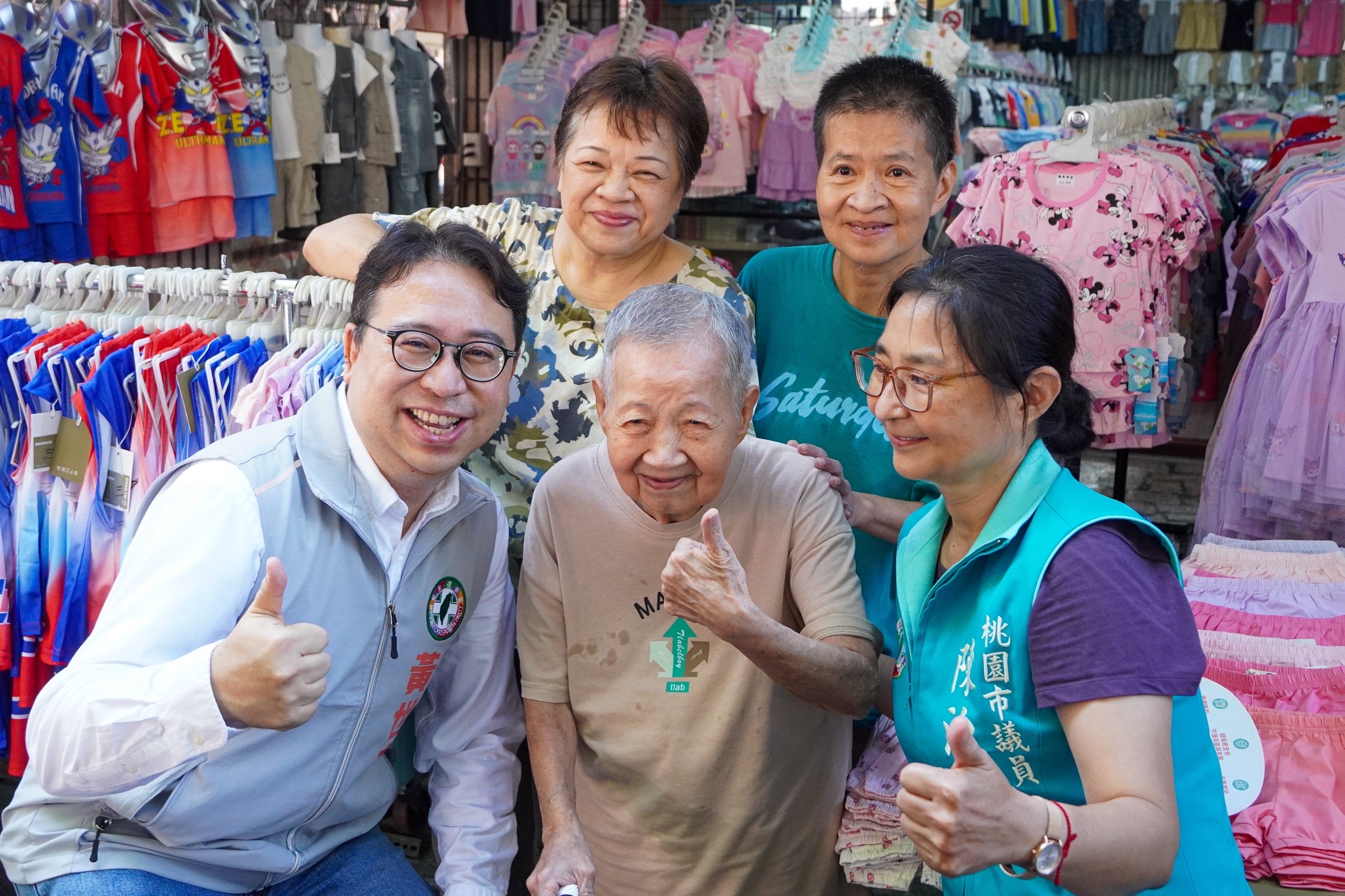黃世杰掃市場傾聽基層聲音 承諾守護大溪文資與信仰特色 S 5587096 0