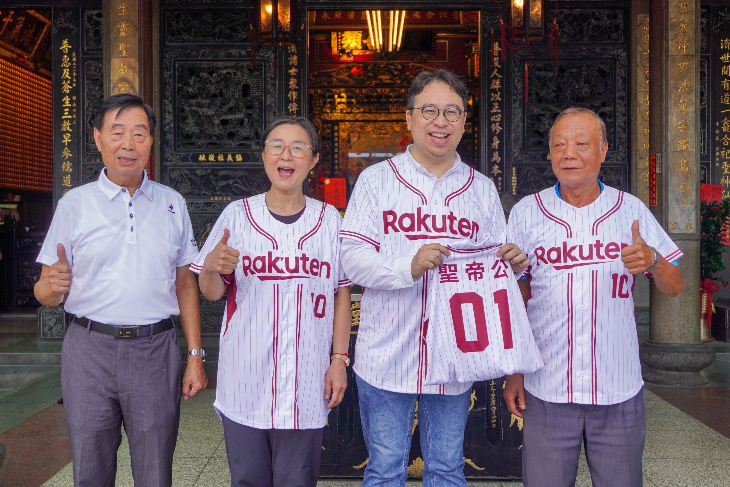 黃世杰掃市場傾聽基層聲音 承諾守護大溪文資與信仰特色 S 5587098 0