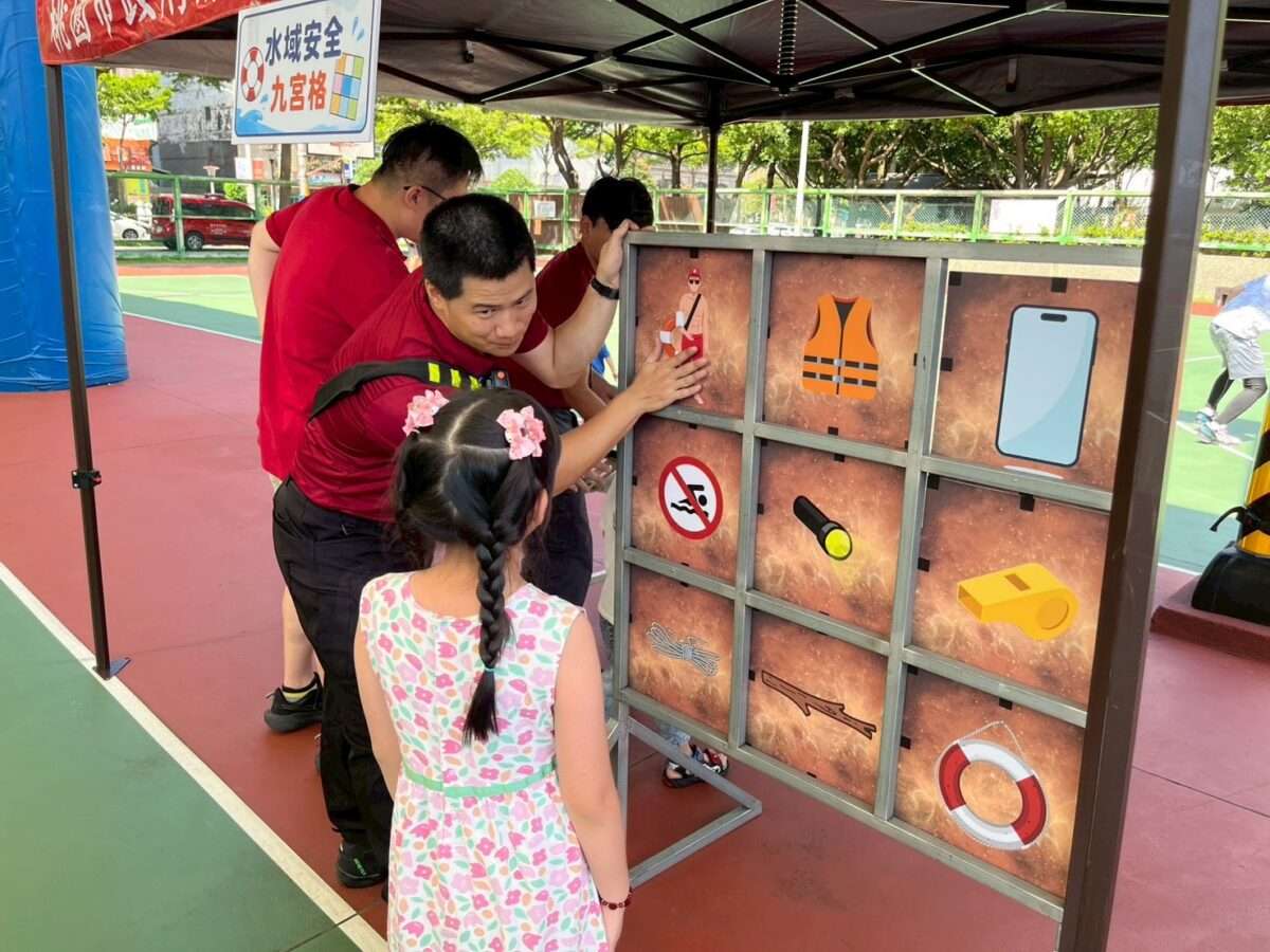 三民消防分隊強化戲水安全觀念 防溺知識融入遊戲加深民眾印象 S 81928239 0