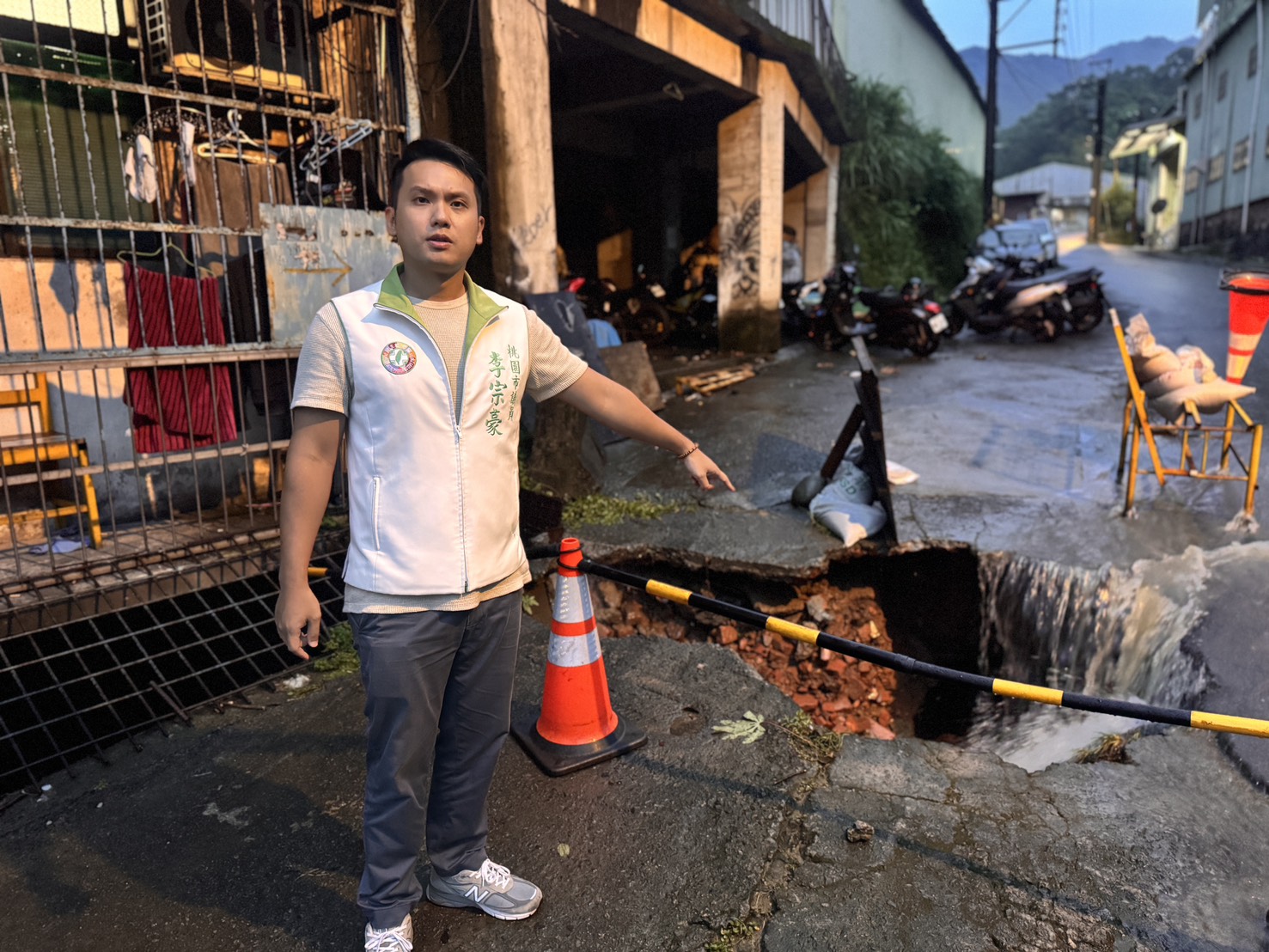 桃園龜山湖山街路面驚見大坑洞 區公所急設鐵板交通錐
