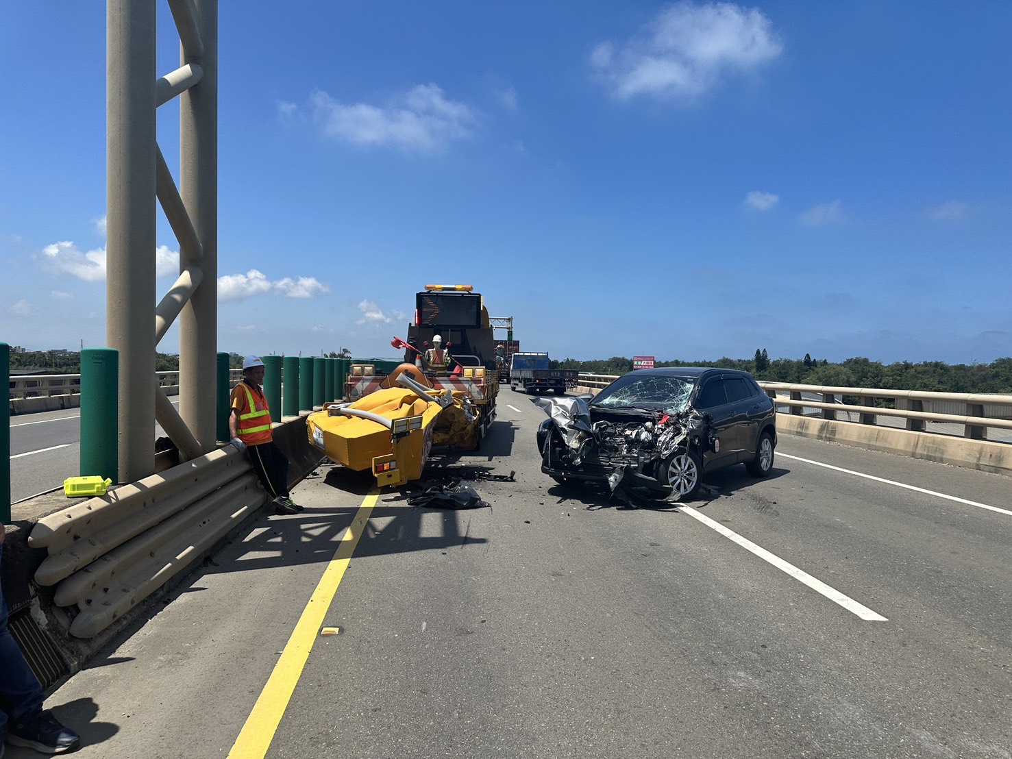 車頭全爛!台61南向新屋段小客車猛撞「施工防撞車」 S 86098068 0