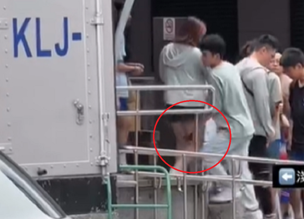桃園市區驚傳偷拍!男蹲下假裝綁鞋帶 手機鏡頭疑瞄準女子裙底 ghew989 1