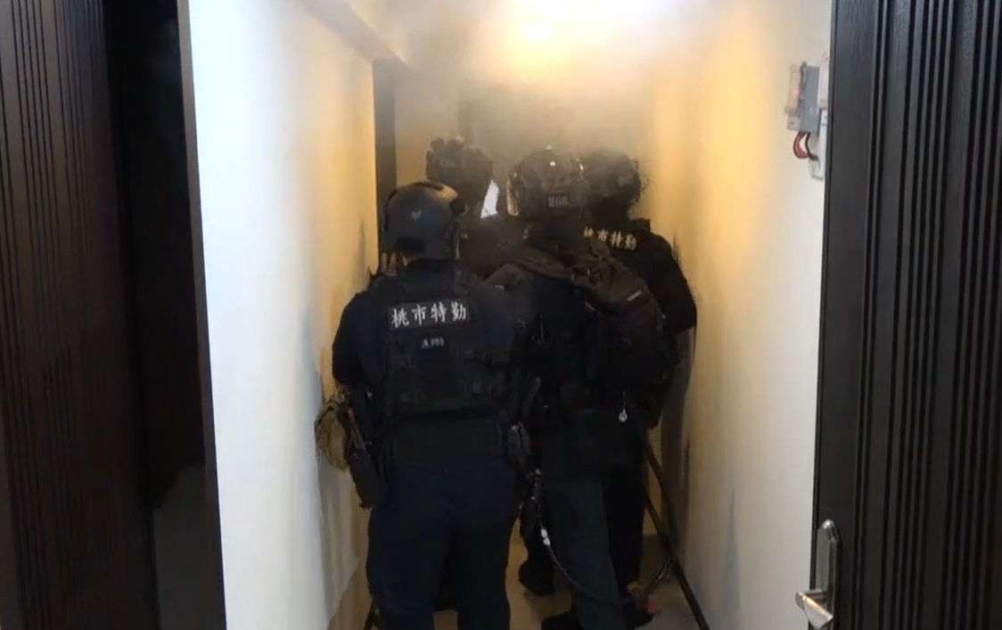中壢、平鎮警強勢攻堅毒品分裝場 44歲男全裸狼狽落網 ghew989 2