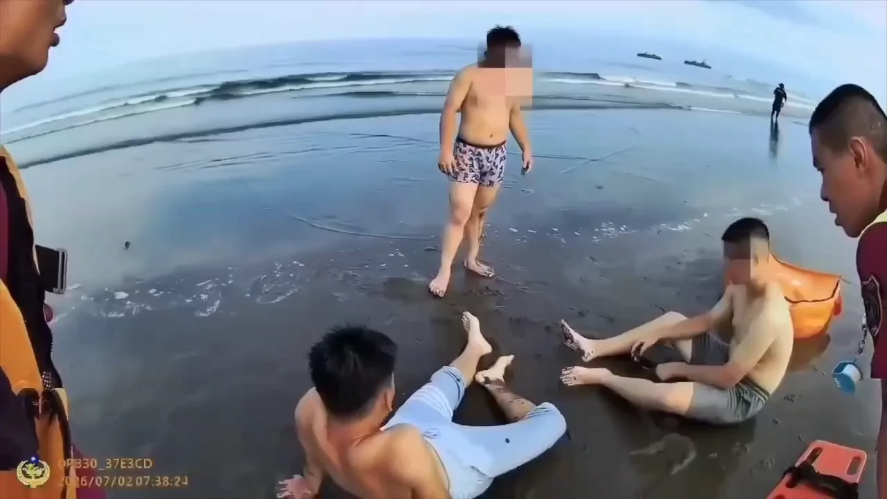 驚險!桃園新屋2學生笨港沙灘溺水 海巡動力救生圈救人 vlcsnap 2026 07 02 13h09m01s737