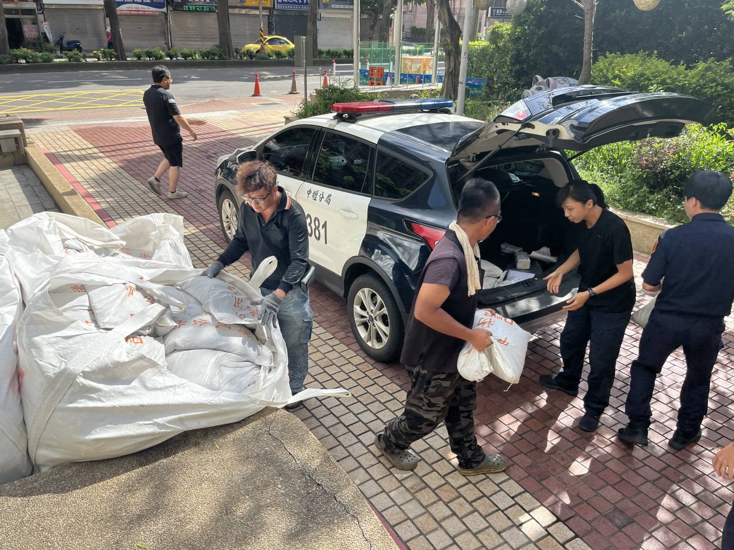 桃園市府總動員備戰防颱 沙包尚有2.4萬包庫存 中壢區民眾領取沙包 0