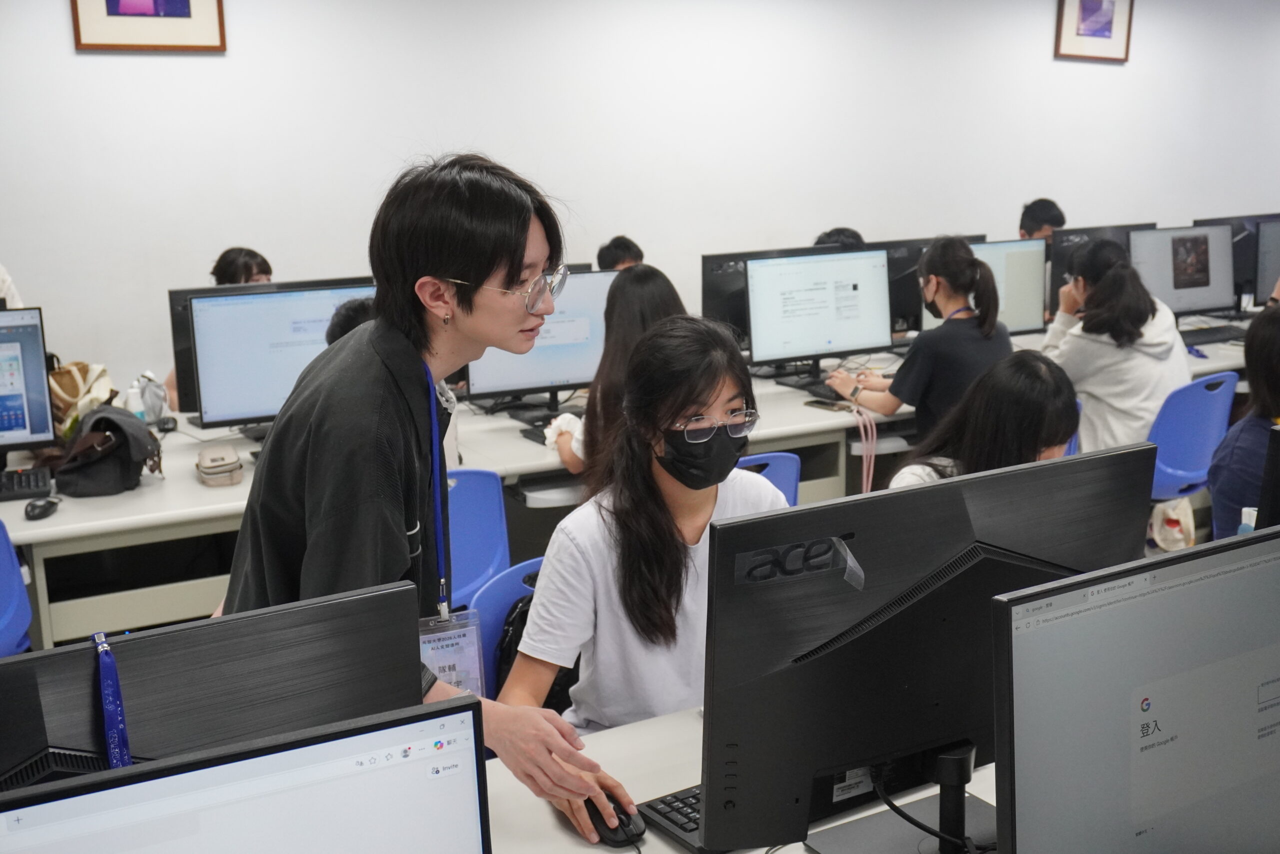 圖三藝設系助教耐心指導同學，協助完成作品製作，並提供實作技巧與創作建議。 scaled