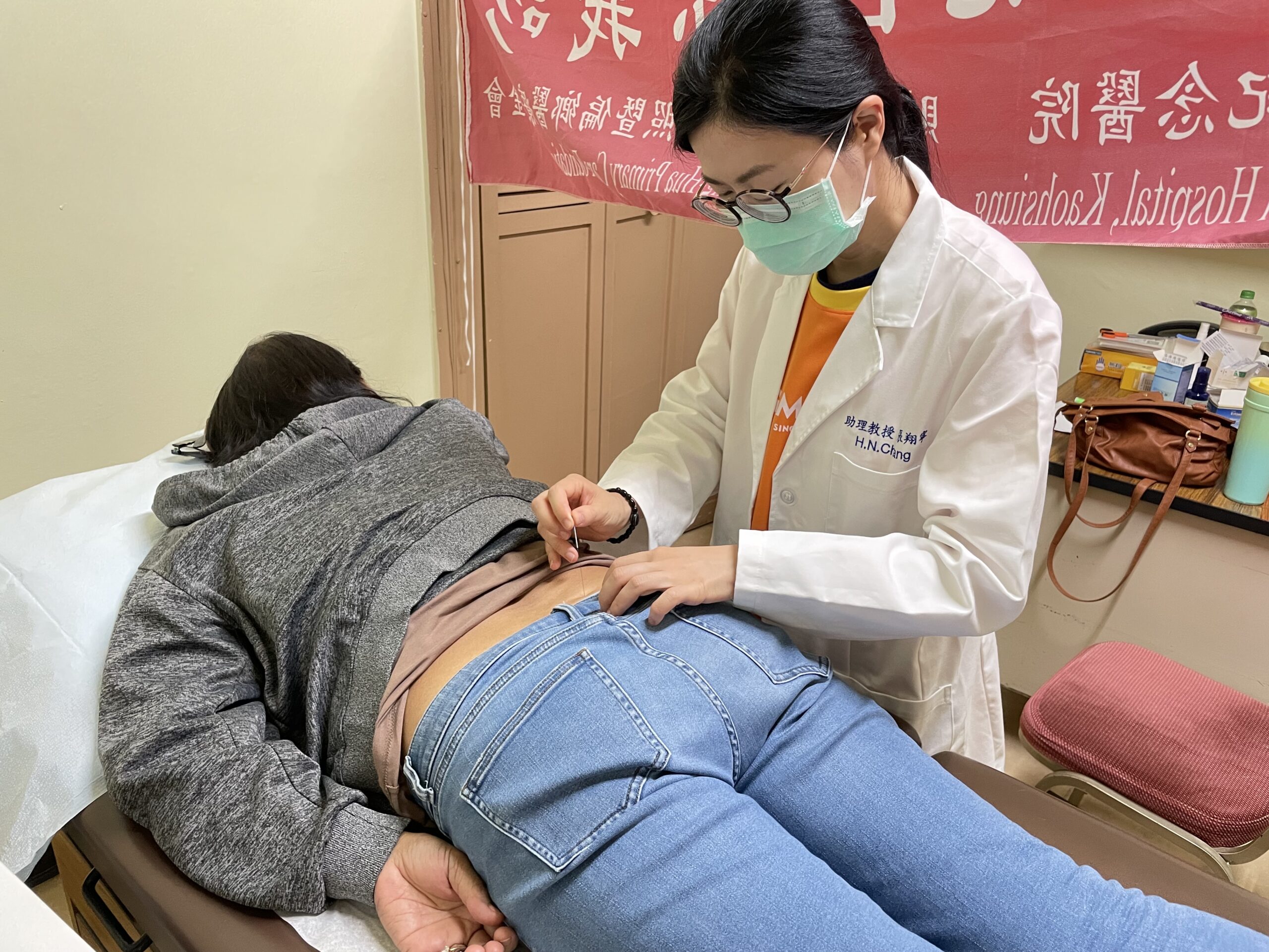 復健科醫師為民眾進行針灸治療，緩解疼痛不適 scaled