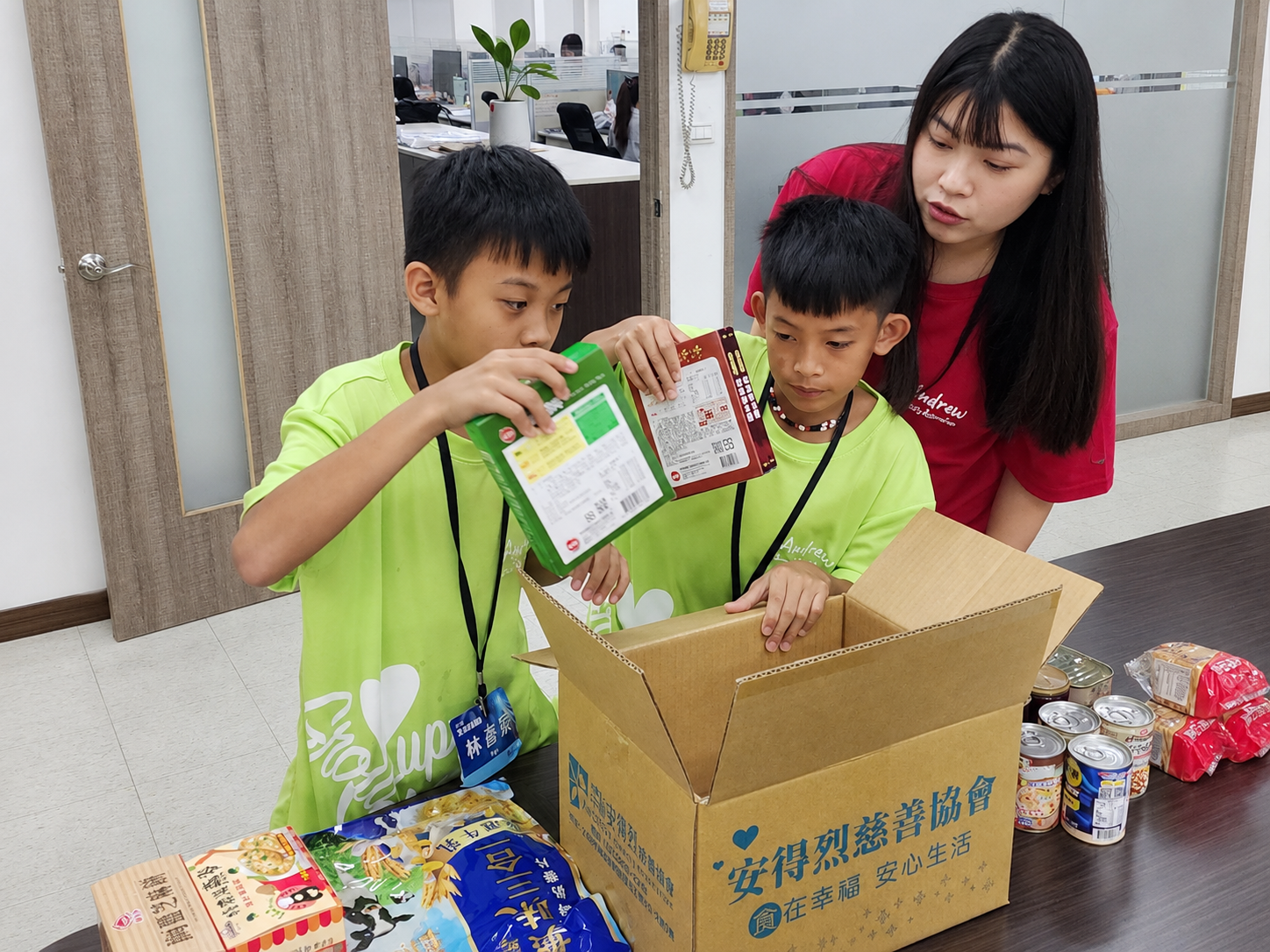 透過參訪安得烈慈善協會，透過實地參訪、包裝食物箱體驗學習珍惜食物，培養社會參與